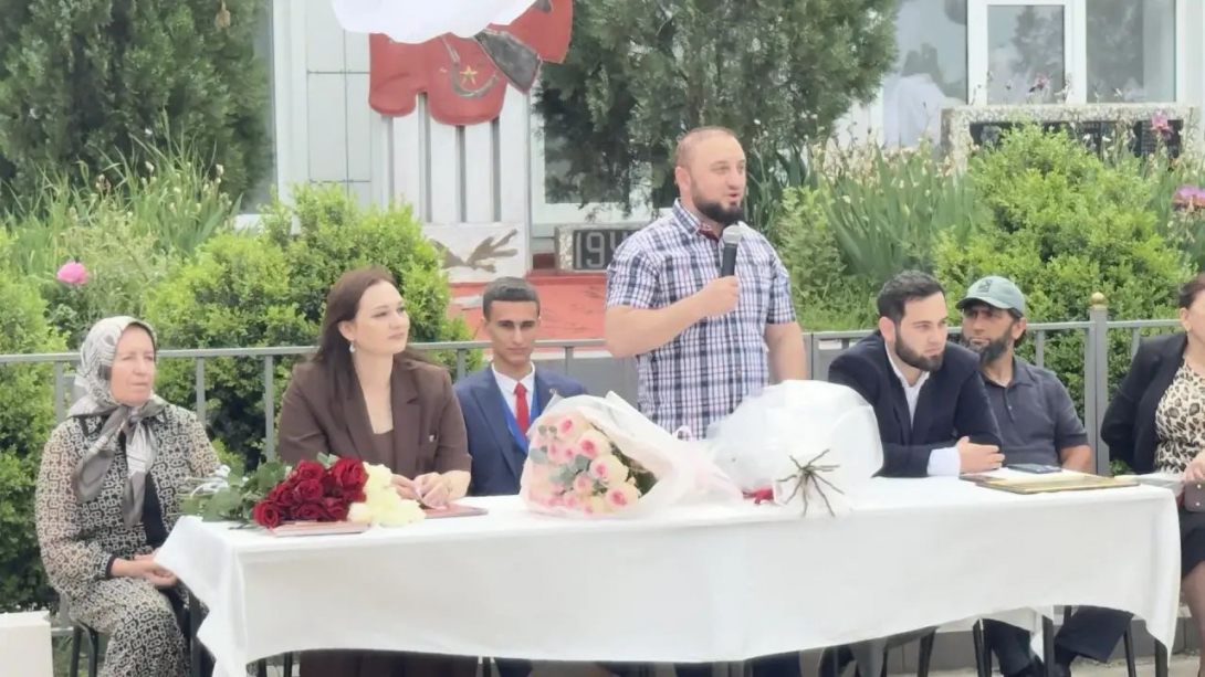 
День последнего звонка в МКУ «МУЦАЛАУЛЬСКАЯ СОШ № 1» посетил председатель Хасавюртовской районной организации Профсоюза.
