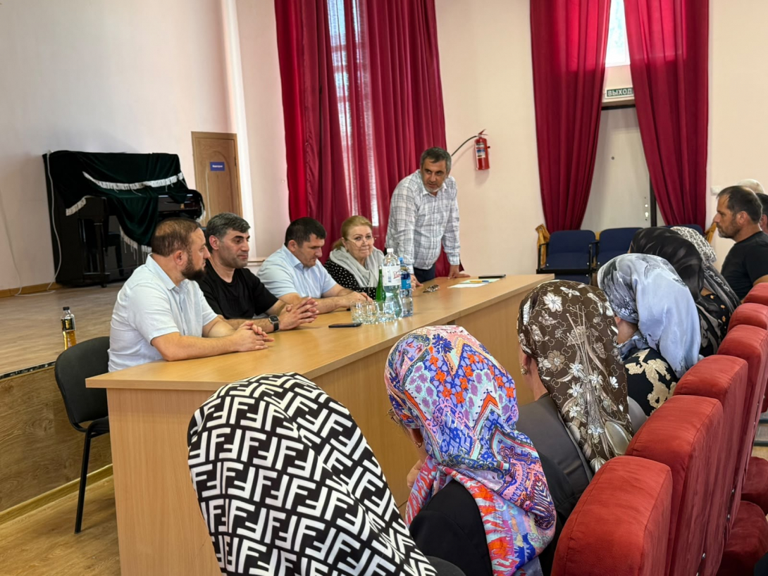 
Профсоюз пришёл на помощь жителям подтопленных сёл Хасавюртовского района
