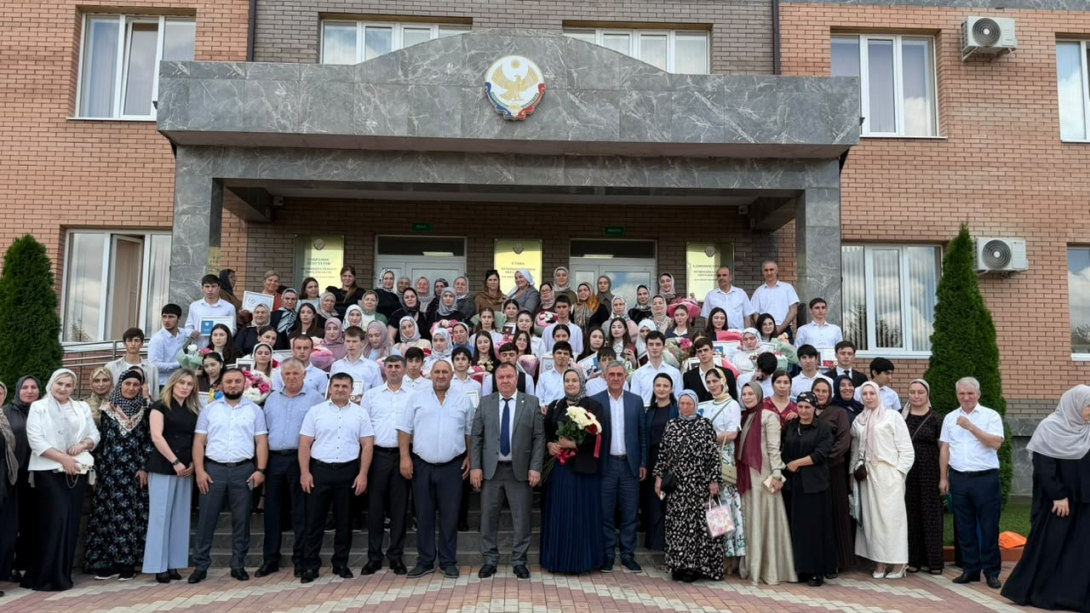 
Хасавюртовская районная организация Профсоюза приняла участие в церемонии вручении аттестатов и золотых медалей лучшим выпускникам
